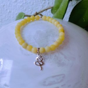 Bracelet de pierres semi-précieuses serpentine jaune (qualité A)- 6 mm et bijou et séparateur en argent